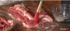 「肉の接着剤」で、安いカット肉をつなぎあわせてステーキを作る方法