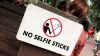 ディズニーがテーマパーク内で自撮り棒を使用禁止に