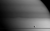 とんでもねえデカさの土星と衛星ディオネの画像